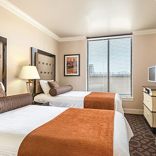 WorldMark Seattle - The Camlin — Sample bedroom