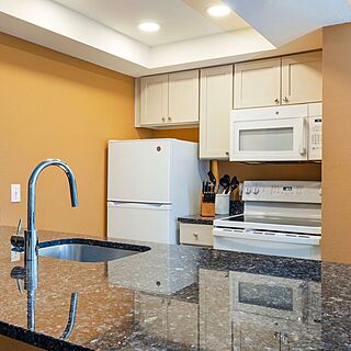 WorldMark Orlando Kingstown Reef — Sample villa kitchen