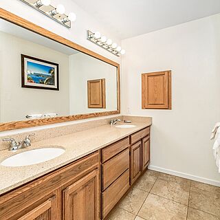 Lawai Beach Resort — Sample bathroom