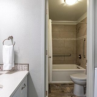 Canyon Rim at Eagle Crest — Sample bathroom