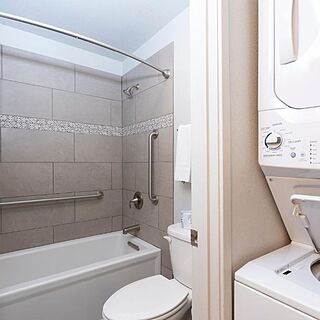 Canyon Rim at Eagle Crest — Sample bathroom
