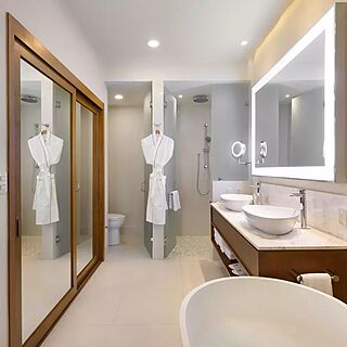 Villa La Valencia Beach Resort & Spa — Sample bathroom