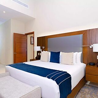 Villa La Valencia Beach Resort & Spa — Sample bedroom