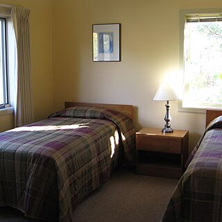 twin bed bedroom