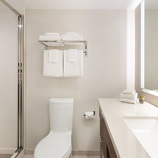 Marriott's Maui Ocean Club - Molokai, Maui & Lanai Towers — Sample bathroom