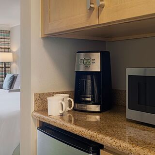 Marriott's Maui Ocean Club - Molokai, Maui & Lanai Towers — Sample kitchenette