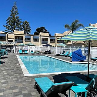 Sand Pebbles Resort — Exterior and pool