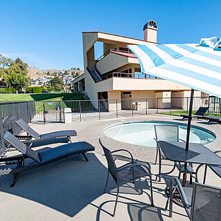 Lake Chelan Shores — Hot tub and patio seating