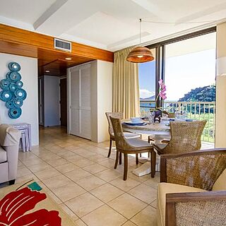 Hawaiian Princess at Makaha Beach — Sample living room