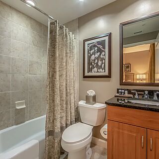 Holiday Inn Club Vacations Marco Island - Sunset Cove Resort — Sample bathroom