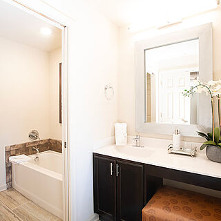 The Colonies at Williamsburg — Sample bathroom