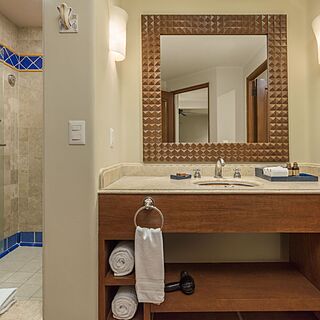Hacienda del Mar Resort — Sample studio bathroom