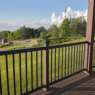 Front Patio/Deck Overlooking Blue Mountains (Steps From Ski Resort)