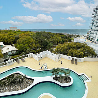 Horizon at 77th — Lazy river