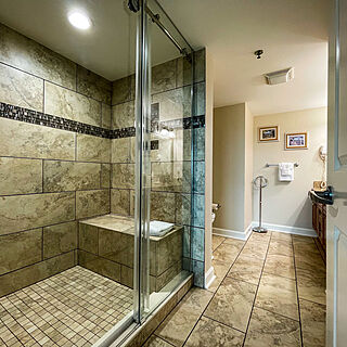 Horizon at 77th — Sample bathroom