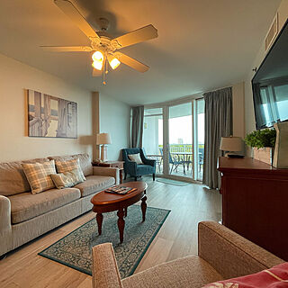 Horizon at 77th — Sample living room