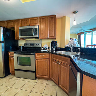 Horizon at 77th — Sample kitchen