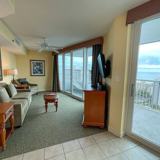 Horizon at 77th — Sample living room