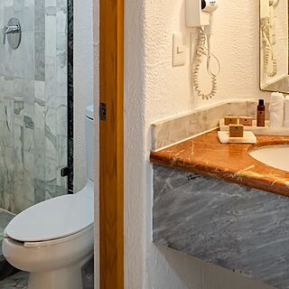 Admiral Yacht Club at Sunset — Sample bathroom