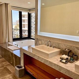 Villa La Valencia Beach Resort & Spa — Sample bathroom