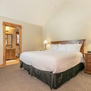 Guest room with king bed