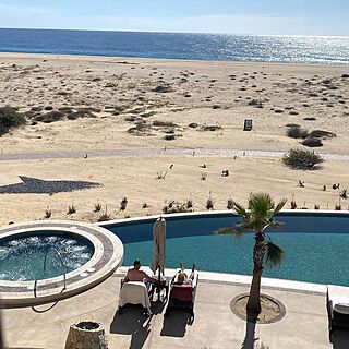 Hot tub off pool bar