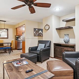2-bed and 2-bath dining room