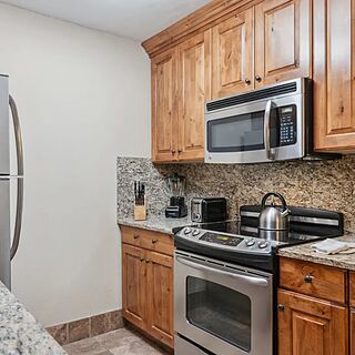 2-bed and 2-bath Kitchen