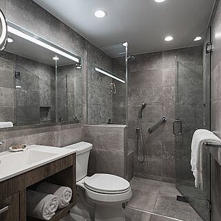Casa del Mar Beach Resort — Sample bathroom