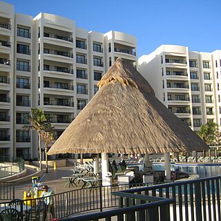 Admiral Yacht Club at Sunset — Resort grounds